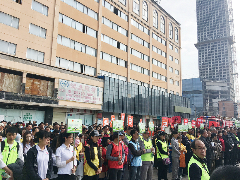 2017年3月5日，是我國(guó)第54個(gè)學(xué)雷鋒紀(jì)念日。3月份的春天萬(wàn)物復(fù)蘇，百花齊放。陽(yáng)光透過淡薄的云層照耀著大地，它的萬(wàn)道金光愉快地普照著萬(wàn)物。春風(fēng)拂面,是那么清柔,那么親切,就像是雷鋒的精神一直溫暖著、鼓舞著我們!